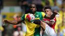 Pemain MU, Marcos Rojo (kanan), berebut bola dengan pemain Norwich City, Sebastien Bassong, dalam lanjutan Premier League, di Stadion Carrow Road, Norwich, Sabtu (7/5/2016). (Action Images via Reuters/Paul Childs)