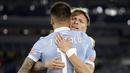 Striker Lazio, Joaquin Correa (depan) bersama Ciro Immobile merayakan gol kedua Lazio yang dicetaknya ke gawang AC Milan dalam laga lanjutan Liga Italia 2020/2021 pekan ke-33 di Olimpico Stadium, Roma, Senin (26/4/2021). Lazio menang 3-0 atas AC Milan. (AP/Gregorio Borgia)