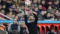 Pelatih Bayer Leverkusen, Xabi Alonso menangkap bola yang keluar dari lapangan saat laga lanjutan Bundesliga 2023/2024 melawan Bayern Munchen di BayArena, Leverkusen, Jerman, Minggu (11/02/2024) WIB. (AP Photo/Martin Meissner)