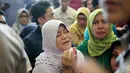 Keluarga korban jatuhnya pesawat Lion Air JT-610 rute Jakarta-Pangkalpinang berdoa saat berada di Bandara Pangkalpinang, Bangka Belitung, Senin (29/10). Mereka menanti kabar kondisi anggota keluarganya dari pihak maskapai dan pemerintah. (AP Photo)