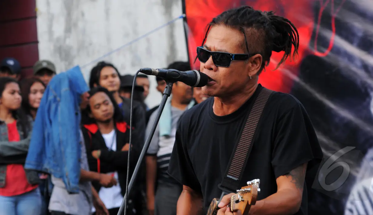 Taman Ismail Marzuki(TIM) menggelar konser 'MUSIK INDONESIA ASYIK TANPA INTRIK' dengan tema "AKULAH SEJARAH" bersama musisi-musisi reggae, Jakarta, Selasa (10/3/2015). (Liputan6.com/Faisal R Syam)
