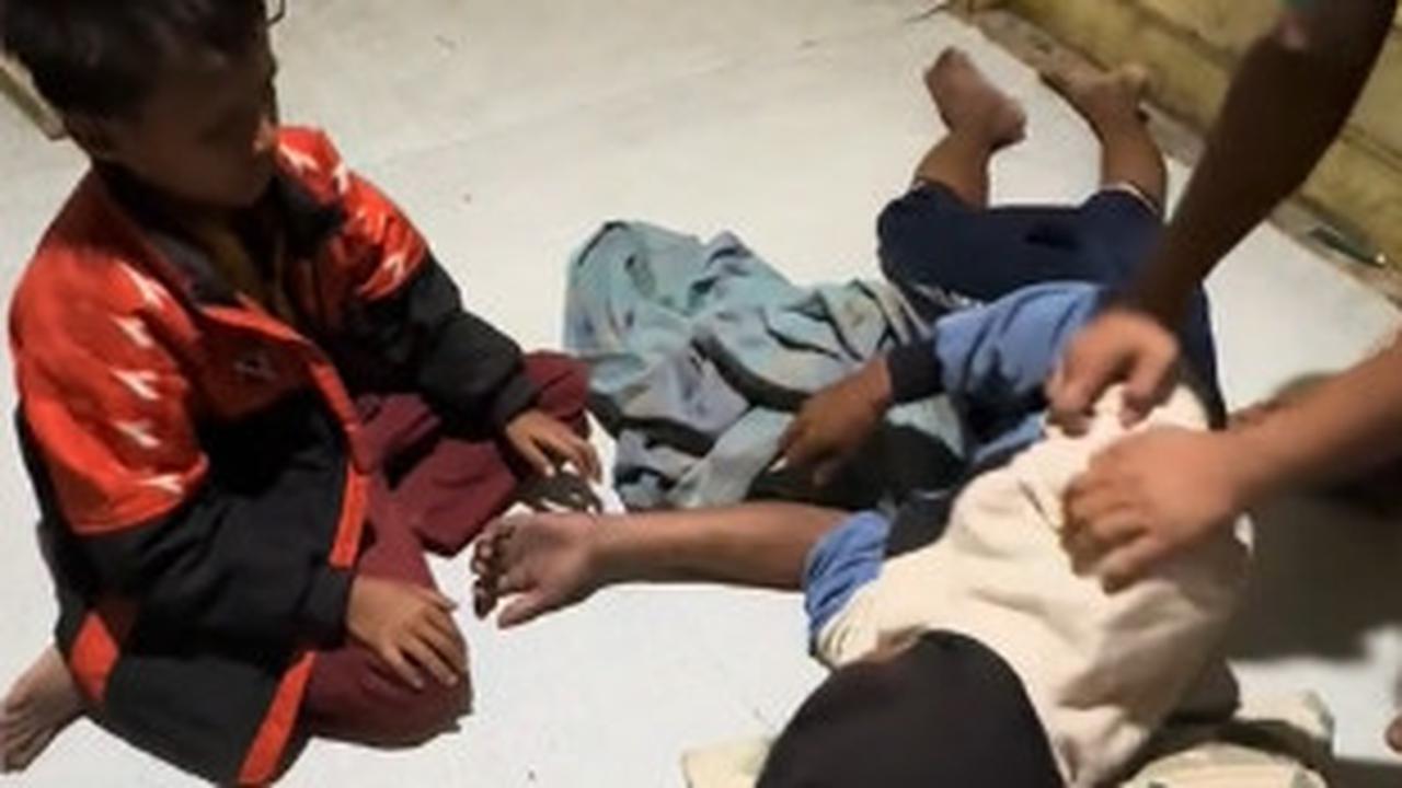 Tinggal Berdua di Rumah Sederhana, Bocah Laki-Laki Panik Nangis Minta Tolong ke Tetangga Ayahnya Dikira Wafat