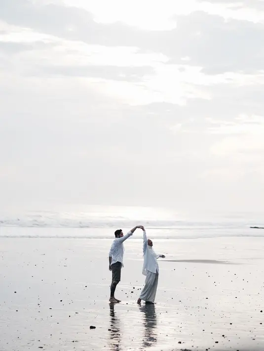Walaupun sudah dikaruniai anak, pasangan yang menikah tahun 2016 ini terlihat seperti pasangan muda. Romantis di berbagai momen, Aryani Fitriana dan Donny Michael disebut couple goals oleh warganet. Mulai dari berpegangan tangan hingga berdansa, momen manis pasangan ini dijepret dengan apik. (Liputan6.com/IG/@aryanifitriana24)