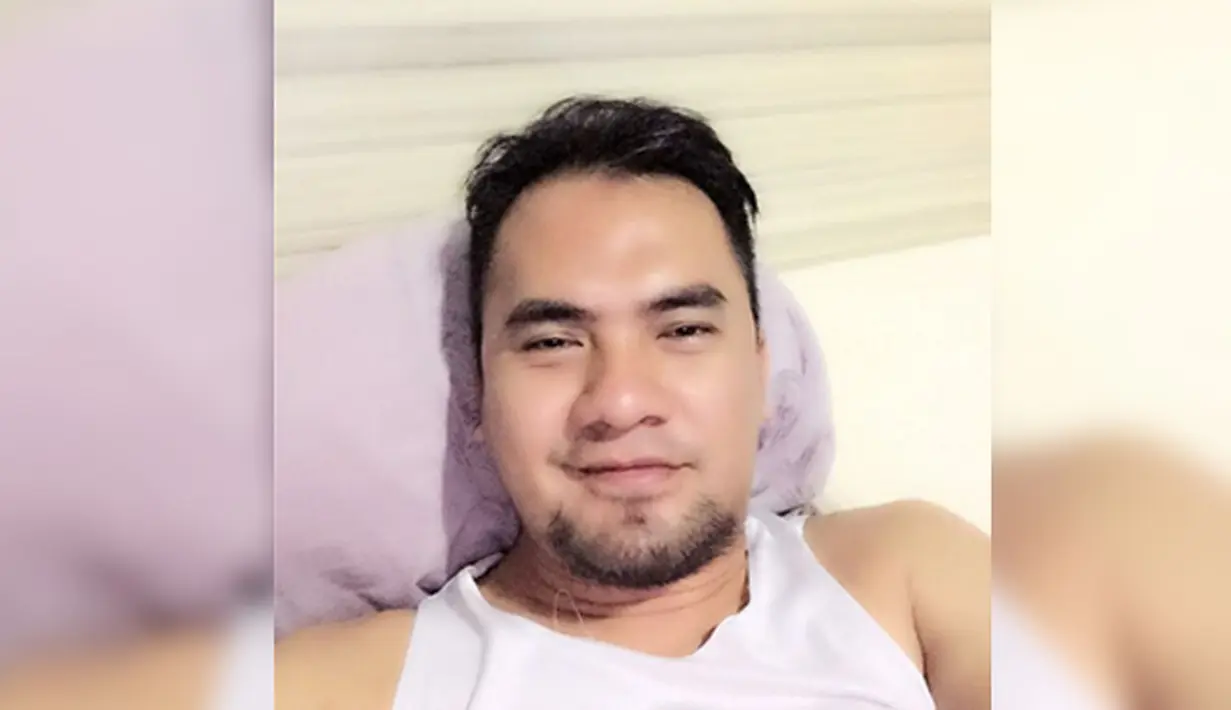 Penyanyi dangdut Saipul Jamil menyempatkan berselfie sebelum beristirahat. Pria yang akrab disapa Bang Ipul ini lahir di Serang pada 31 Juli 1980. (Instagram.com/saipuljamill)