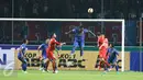Gelandang Persib, Michael Essien saat mengawal pertahanan saat  berhadapan dengan Arema FC pada laga perdana Liga 1 2017 di Stadion Gelora Bandung Lautan Api, Sabtu (15/4). Persib bermain imbang atas Arema FC dengan skor 0-0. (Liputan6.com/Yoppy Renato)