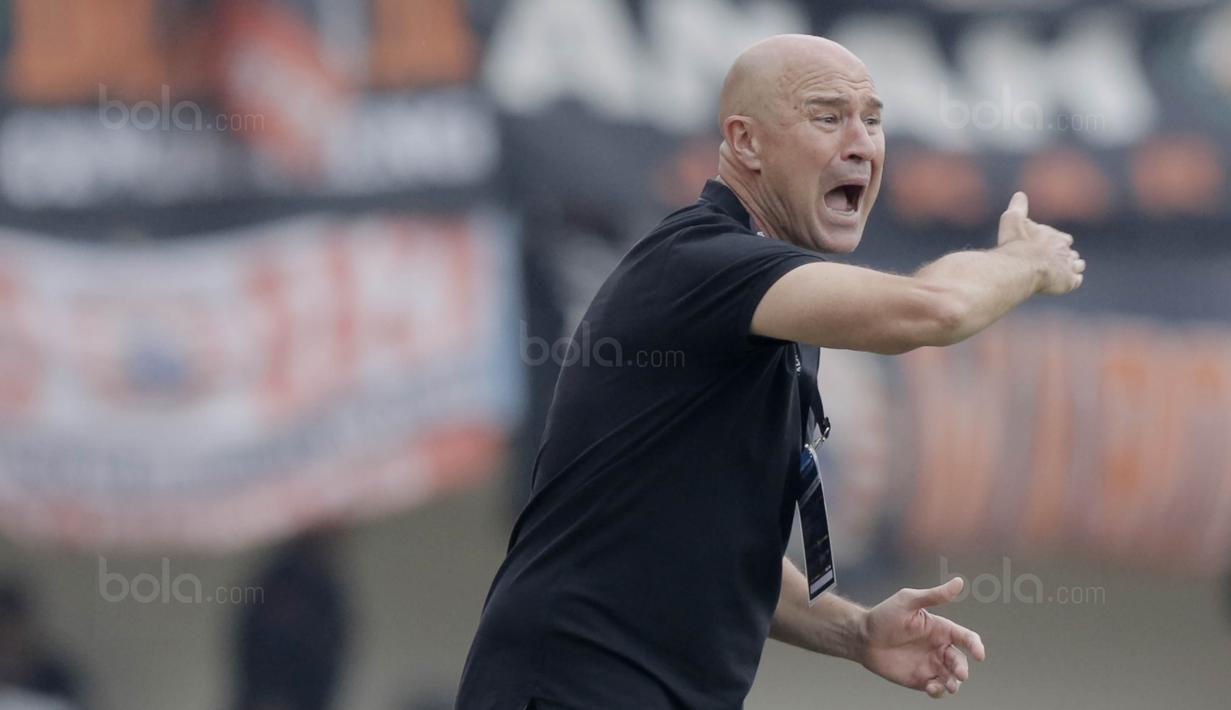 Pelatih Mitra Kukar, Rafael Berges Marin, saat pertandingan melawan Persija pada laga perempat final Piala Presiden di Stadion Manahan, Solo, Minggu, (4/2/2018). Persija menang 3-1 atas Mitra Kukar. (Bola.com/M Iqbal Ichsan)