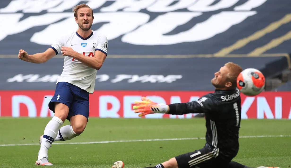3. Harry Kane - Kane menjadi andalan di lini serang Tottenham dalam mencetak gol. Pemain berusia 27 tahun ini mampu produktif dalam mencetak gol, musim ini kane mengoleksi 18 gol dari 29 penampilannya di premier league. (AFP/Adam Davy/pool)