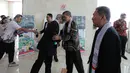 Direktur YPSP Ahed Abo Al Atta tampak membagikan syal kepada para anggota DPR. Dia tampak mengalungkan syal tersebut kepada setiap anggota yang hendak memasuki ruang Rapat Paripurna. (Liputan6.com/Faizal Fanani)