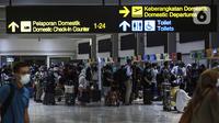 Calon penumpang pesawat mengantre saat lapor diri di Terminal 2 Bandara Soekarno Hatta, Tangerang, Banten, Rabu (5/5/2021). Pengelola Bandara Soekarno Hatta mencatat pergerakan penumpang pada H-1 jelang larangan mudik. (Liputan6.com/Johan Tallo)