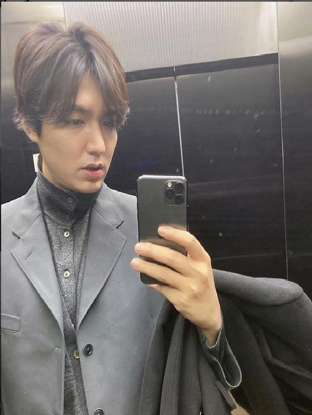 lee min ho hadiri pernikahan park shin hye dan choi tae joon