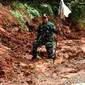 Longsor menimbun jalan poros Bengkulu Utara menuju Lebong, Bengkulu. (Liputan6.com/Yuliardi Hardjo Putra)