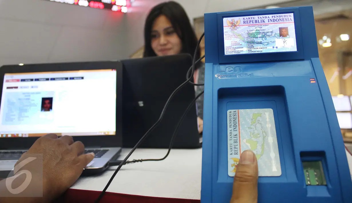 Petugas mencoba melakukan input data e-KTP menggunakan alat pembaca kartu atau card reader e-KTP di Jakarta, Kamis (6/4). Penyerahan alat baca KTP elektronik tersebut dilakukanoleh PT Kustodian Sentral Efek Indonesia (KSEI). (Liputan6.com/Angga Yuniar)