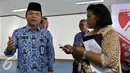 Dirjen Imigrasi, Ronny Sompie (kiri), saat diwawancarai awak media terkait Imigran di Kementerian Hukum dan Ham, Jakarta, Jumat (28/10). (Liputan6.com/JohanTallo)