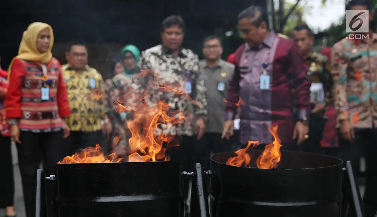 Petugas Kanwil DKI Jakarta memusnahkan barang sitaan hasil operasi seluruh lapas dan rutan yang ada di Ibu Kota, di kawasan Cawang, Kamis (14/12). Operasi ini dilakukan Kanwil dan Unit Pelaksana Tugas di lapangan. (Liputan6.com/Immanuel Antonius)