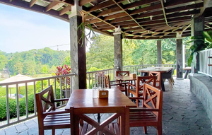 Resto raasaa - Lia Emiria Mustika (google maps)
