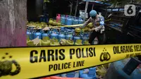 Polisi saat mengamankan barang bukti gas subsidi di Meruya Utara, Jakarta Barat, Selasa (6/4/2021). Mabes Polisi mengamankan tempat pengoplosan gas subsidi LPG 3 kg menjadi gas 12 kg.  (merdeka.com/Imam Buhori)