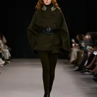 Terinspirasi dari karakter-karakter ikonis dalam karya Brontë bersaudara, koleksi ini memadukan kendali diri yang kokoh dengan kerinduan akan romansa yang intens dan penuh gairah. Seperti tokoh-tokoh dalam Jane Eyre dan Wuthering Heights, sang pahlawan dalam koleksi ini berani menentang batasan sosial, menciptakan kisahnya sendiri dalam dunia yang penuh tantangan. [Dok/MaxMara].