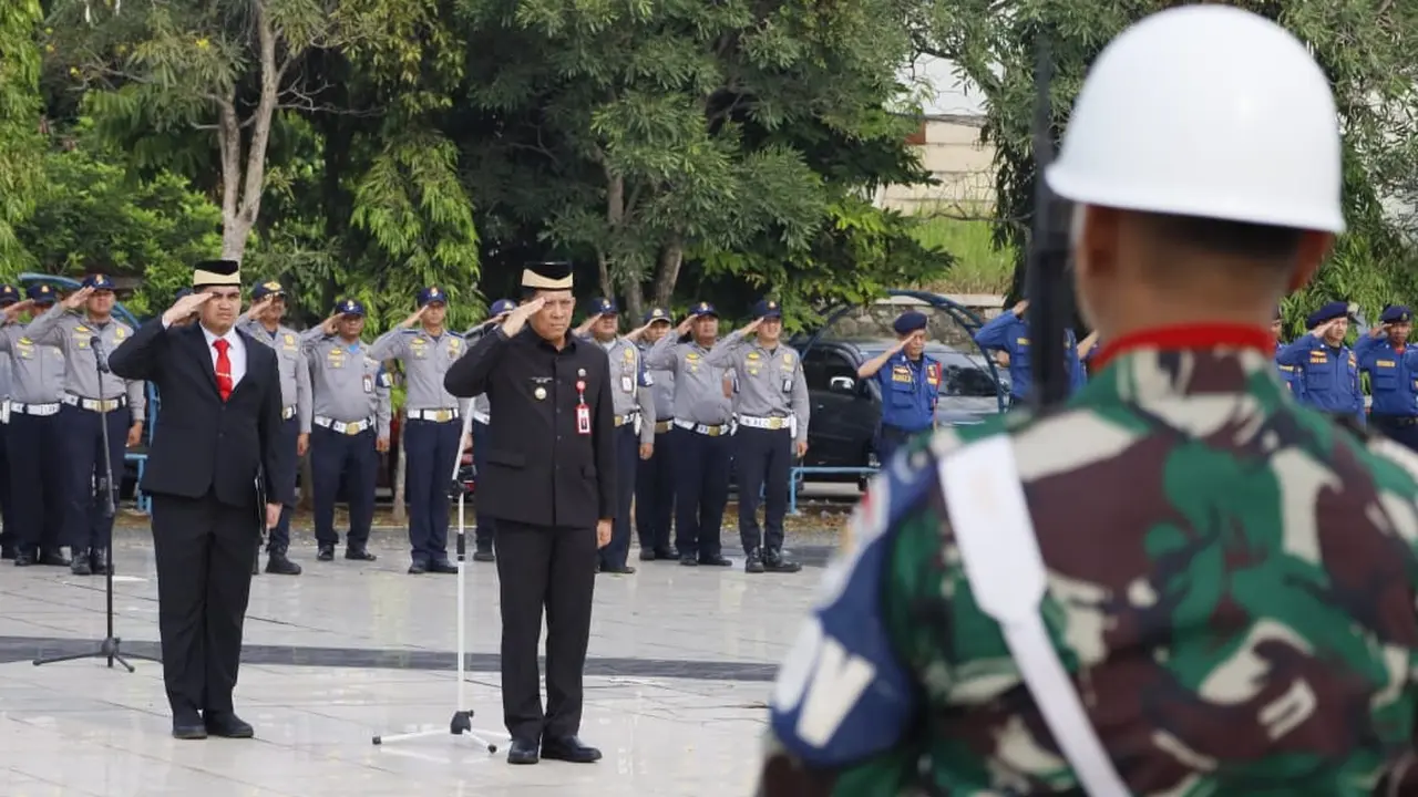 PJ Bupati Tangerang, Andi Ony saat mengikuti Upacara Peringatan Hari Pahlawan 2024 di Taman Makam Pahlawan (TMP) Raden Aria Wangsakara, Jalan Lengkong Kiai, Lengkong Kulon, Kecamatan Pagedangan, Kabupaten Tangerang, pada Minggu (10/11/2024).