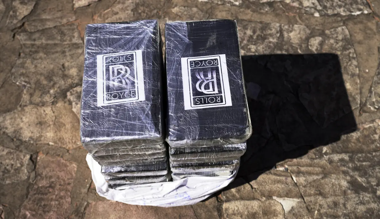 Beberapa paket dari kokain hasil sitaan saat diperlihatkan kepada pers di markas pasukan khusus kepolisian di Asuncion, Paraguay, Rabu (28/7/2021). Polisi Paraguay menyita lebih dari 3.400 kg kokain yang merupakan penggerebekan narkoba terbesar di negara tersebut. (AP/Jorge Saenz)