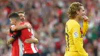 Penyerang Barcelona, Antoine Griezmann, tampak kecewa usai timnya kalah atas Athletic Bilbao pada laga pekan pertama La Liga 2019-20 di stadion San Mames, Bilbao, Jumat (16/8). Barcelona kalah 0-1 dari Athletic Bilbao. (AFP/Ander Gillenea)