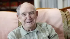 Veteran Perang Dunia II Prancis Leon Gautier berfoto di rumahnya, di Ouistreaham, Normandia, Kamis, 9 Mei 2019. Leon Gautier, anggota terakhir yang masih hidup dari unit komando Prancis yang ikut dalam pendaratan D-Day 6 Juni 1944 bersama pasukan Sekutu di Normandia, dalam Perang Dunia II, telah meninggal dunia. (AP Photo/Thibault Camus)