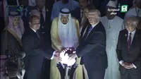 Geger Foto Donald Trump dan Raja Salman Pegang Bola Dunia (Twitter)