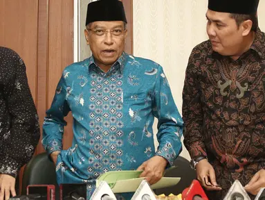 Ketum PBNU Said Aqil Siradj (dua kiri) saat jumpa pers terkait pembakaran bendera HTI di Kantor PBNU, Jakarta, Rabu (24/10). PBNU menyayangkan aparat keamanan yang kecolongan dengan tidak menindak pengibaran bendara HTI. (Liputan6.com/Herman Zakharia)