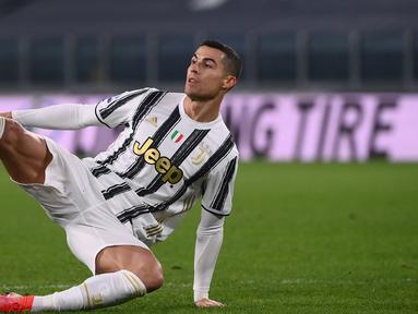 Cristiano Ronaldo saat ini memiliki nilai banderol sebesar 45 juta euro. Dirinya bisa saja bernasib sama dengan rivalnya, Lionel Messi jika Juventus tak memperpanjang kontraknya pada Juni 2022. (Foto: AFP/Marco Bertorello)