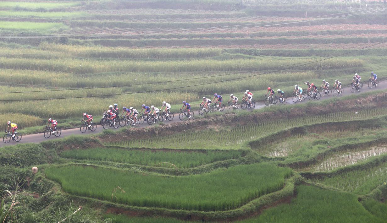 Para pebalap sedang melewati perbukitan di Batu Bulat, Kab. Tanah Datar dalam Etape 5 Tour de Singkarak 2015, Rabu (7/10/2015). (Bola.com/Arief Bagus)