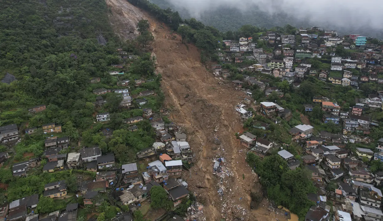 Sebuah pemandangan udara menunjukkan lingkungan yang terkena tanah longsor di Petropolis, Brasil, Rabu (16/2/2022). Hujan deras memicu tanah longsor dan banjir di wilayah pegunungan negara bagian Rio de Janeiro, menewaskan banyak orang. (AP Photo/Silvia Izquierdo)