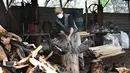 Seorang pekerja memotong kayu bakar di sebuah bengkel kerja di Damaskus, ibu kota Suriah, pada 23 November 2020. Warga Suriah mengumpulkan kayu bakar untuk menghadapi cuaca dingin. (Xinhua/Ammar Safarjalani)