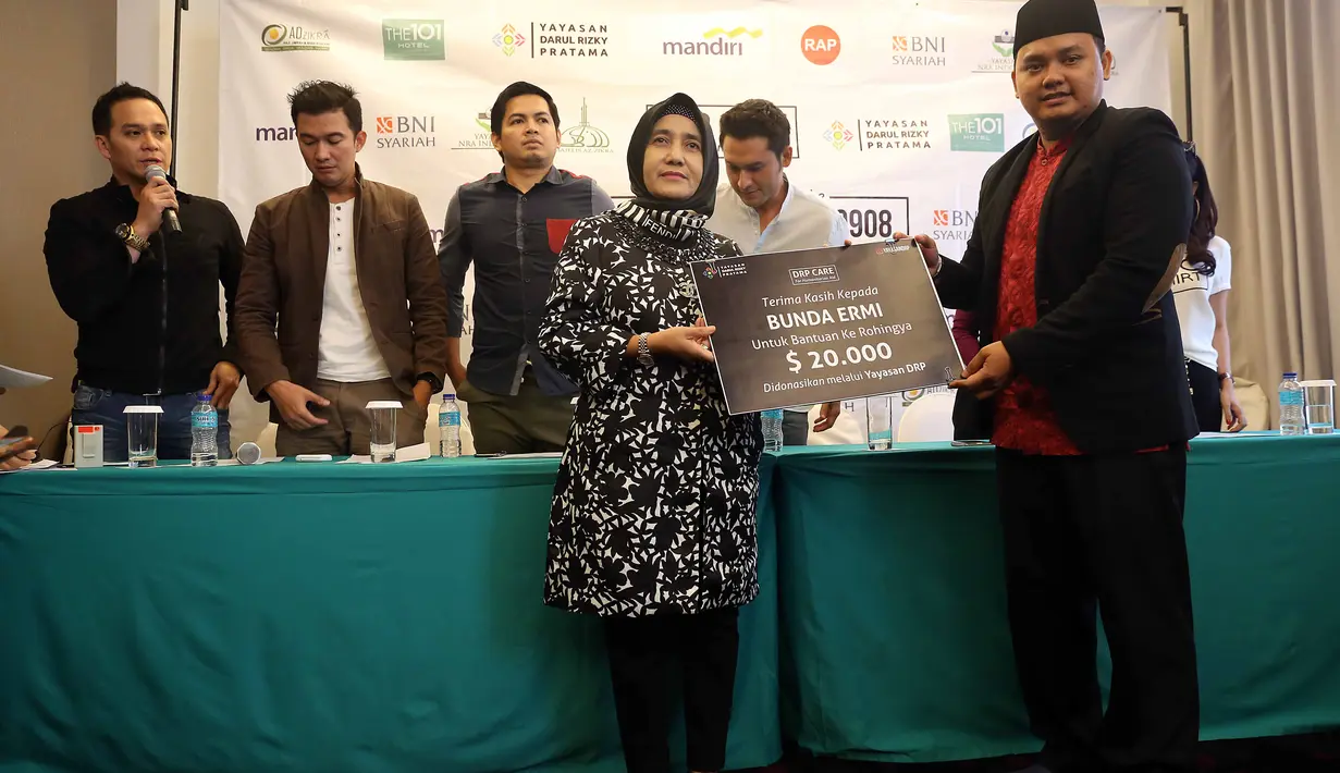 Fadli bersama Yayasan Darul Rizki Pratama, dan sejumlah selebritis seperti Indra Bruggman, Eddies Adelia, dan Tommy Kurniawan, melakukan sebuah aksi sosial untuk membantu meringankan beban saudara muslim Rohingnya. (Nurwahyunan/Bintang.com)