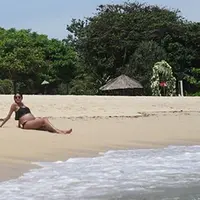 Kebahagiaan tengah dirasakan oleh pasangan Dominique Diyose dan suaminya, Ivan Handoyo. Pasangan yang nikah pada 14 Oktober 2016 itu tengah menanti kehadiran buah hati yang masih dalam kandungan. (Instagram/dominiquediyose)