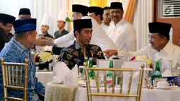 Presiden Joko Widodo dan Wapres Jusuf Kalla menghadiri acara buka puasa bersama dengan pimpinan dan anggota DPR di Rumah Dinas Ketua DPR Bambang Soesatyo, di Jalan Widya Chandra, Jakarta,  Senin (28/5).(Liputan6.com/Johan Tallo)