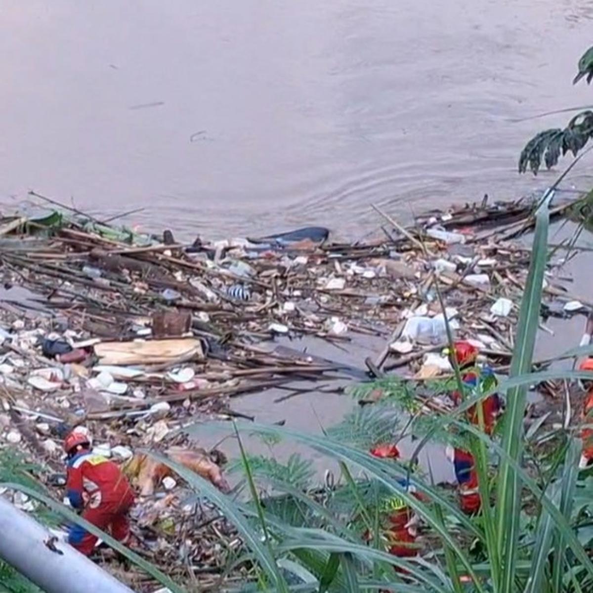 mayat tanpa kepala di kali ciliwung
