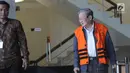 Pengusaha yang juga terpidana kasus korupsi, Tamin Sukardi usai menjalani pemeriksaan di Gedung KPK, Jakarta, Jumat (16/11).Tamin diperiksa dalam sengketa jual lahan seluas 74 hektare  yang tercatat sebagai aset PTPN 2 (Persero). (Merdeka.com/Dwi Narwoko)