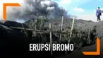 Warga Tengger tetap melakukan ritual walaupun Gunung Bromo sedang erupsi dan mengeluarkan asap vulkanik.
