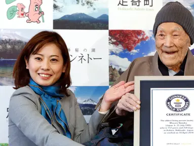 Masazo Nonaka dari Jepang (kanan) menerima sertifikat Guinness World Records sebagai pria tertua di dunia, di pulau Hokkaido, Selasa (10/4). Masazo Nonaka diakui sebagai manusia tertua pada usia 112 tahun dan 259 hari. (Masanori Takei/Kyodo News via AP)