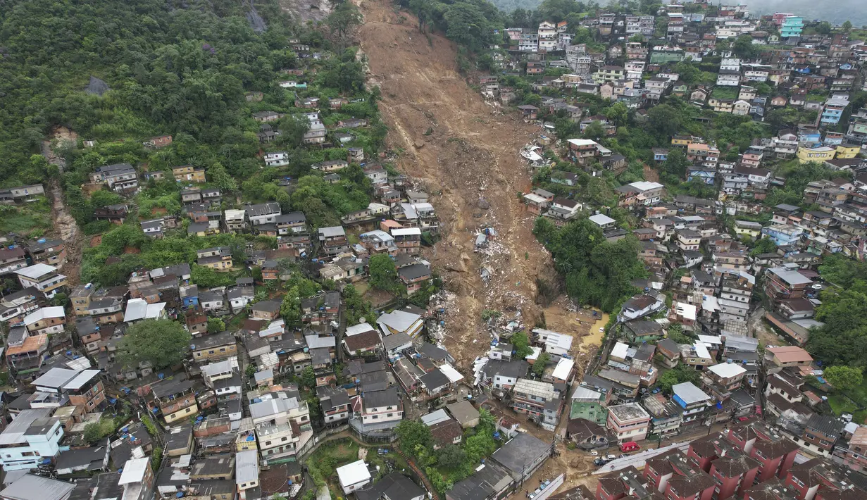 Sebuah pemandangan udara menunjukkan lingkungan yang terkena tanah longsor di Petropolis, Brasil, Rabu (16/2/2022). Pihak berwenang melaporkan, Hujan yang sangat deras memicu tanah longsor dan banjir di wilayah pegunungan di negara bagian Rio de Janeiro, menewaskan banya. (AP Photo/Silvia Izquierdo)