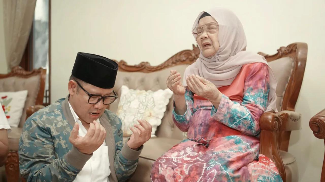 Di singgung soal posisi Khofifah apakah sebaiknya mundur dari PBNU jika sudah memutuskan untuk mendukung salah satu paslon, Cak Imin pun menanggapinya dengan santai.<br>