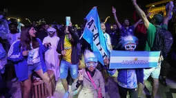 Fans Argentina bersorak di Doha corniche, di Doha, Qatar, Senin, 12 Desember 2022. Argentina akan menghadapi Kroasia dalam pertandingan semifinal Piala Dunia 2022 di Stadion Lusail Iconic Qatar, Rabu (14/12/2022) mulai pukul 02.00 WIB. (AP Photo/Andre Penner)