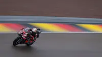 Sementara, pembalap MotoGP asal Italia dari tim Aprilia Racing, Marco Bezzecchi berhasil menempati posisi ketiga pada sesi Kualifikasi 2. Tampak dalam foto, Marco Bezzecchi saat sesi latihan Grand Prix motor MotoGP Jerman di di Sirkuit Sachsenring, Hohenstein-Ernstthal, Chemnitz, Jerman, 12 Juli 2025. (Ronny Hartmann/AFP)