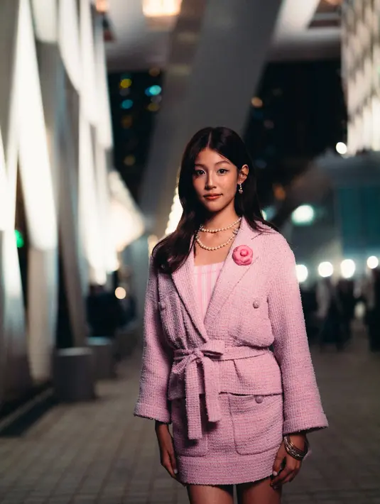 Baipor Thitiya tampil manis dengan setelan tweed berupan cropped blazer dan mini skirt serba pink. [Dok/Chanel].