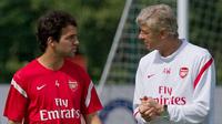 Arsene Wenger Berbincang Dengan Fabregas (AFP/ Leon Neal)