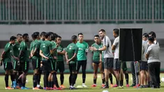 Pelatih Timnas Indonesia, Simon McMenemy, memberikan arahan kepada anak asuhnya saat sesi latihan di Stadion Pakansari, Bogor, Kamis (22/8). Latihan tersebut untuk persiapan jelang laga kualifikasi Piala Dunia 2022. (Bola.com/M Iqbal Ichsan)