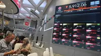 Pada pembukaan pasar usai libur Lebaran 2025, pada Selasa (8/4/2025), saham-saham Indonesia merosot lebih dari sembilan persen ke level 5.912. (BAY ISMOYO/AFP)