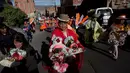 Sejumlah wanita membawa tengkorak manusia yang dihias selama Festival Natitas di La Paz, Bolivia (8/11). Ritual ini digelar seminggu setelah Hari Mati di Bolivia. (AP Photo/Juan Karita)