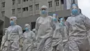 Tenaga Kesehatan dengan pakaian APD terlihat di Rumah Sakit Darurat Wisma Atlet Kemayoran, Jakarta, Selasa (26/1/2021). Hari ini, Selasa (26/1) kasus COVID-19 di Indonesia bertambah 13.094 sehingga total menyentuh angka satu juta, tepatnya 1.012.350. (Liputan6.com/Herman Zakharia)