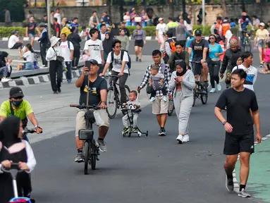 Masyarakat berolahraga tanpa mengenakan masker saat hari bebas kendaraan bermotor di Jalan MH Thamrin, Jakarta, Minggu (25/6/2023). (Liputan6.com/Angga Yuniar)