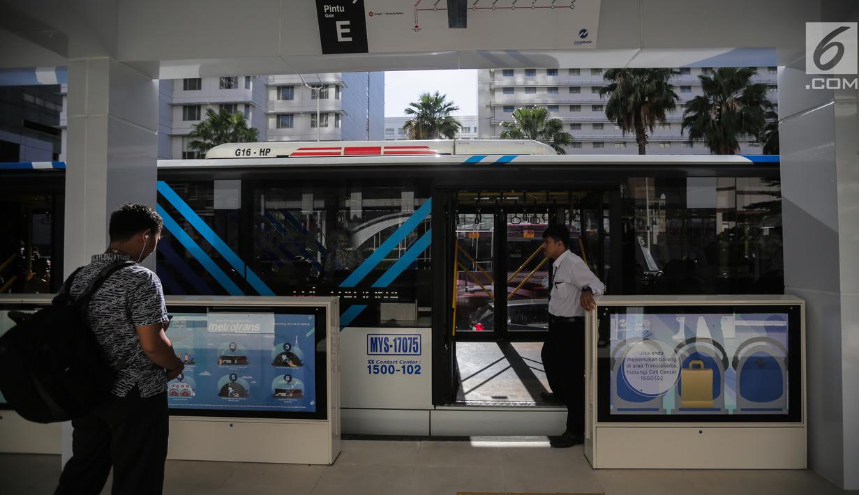 Sebuah bus Transjakarta berhenti di Halte Bundaran Hotel Indonesia (HI), Jakarta, Senin (25/3). Halte Bundaran HI menjadi halte Transjakarta pertama yang terintegrasi fisik secara langsung dengan stasiun Moda Raya Terpadu (MRT). (Liputan6.com/Faizal Fanani)